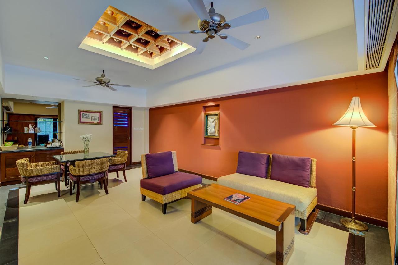 Radisson Blu Resort Temple Bay Mamallapuram Dış mekan fotoğraf A living room in a suite at the Royal Thai Suite