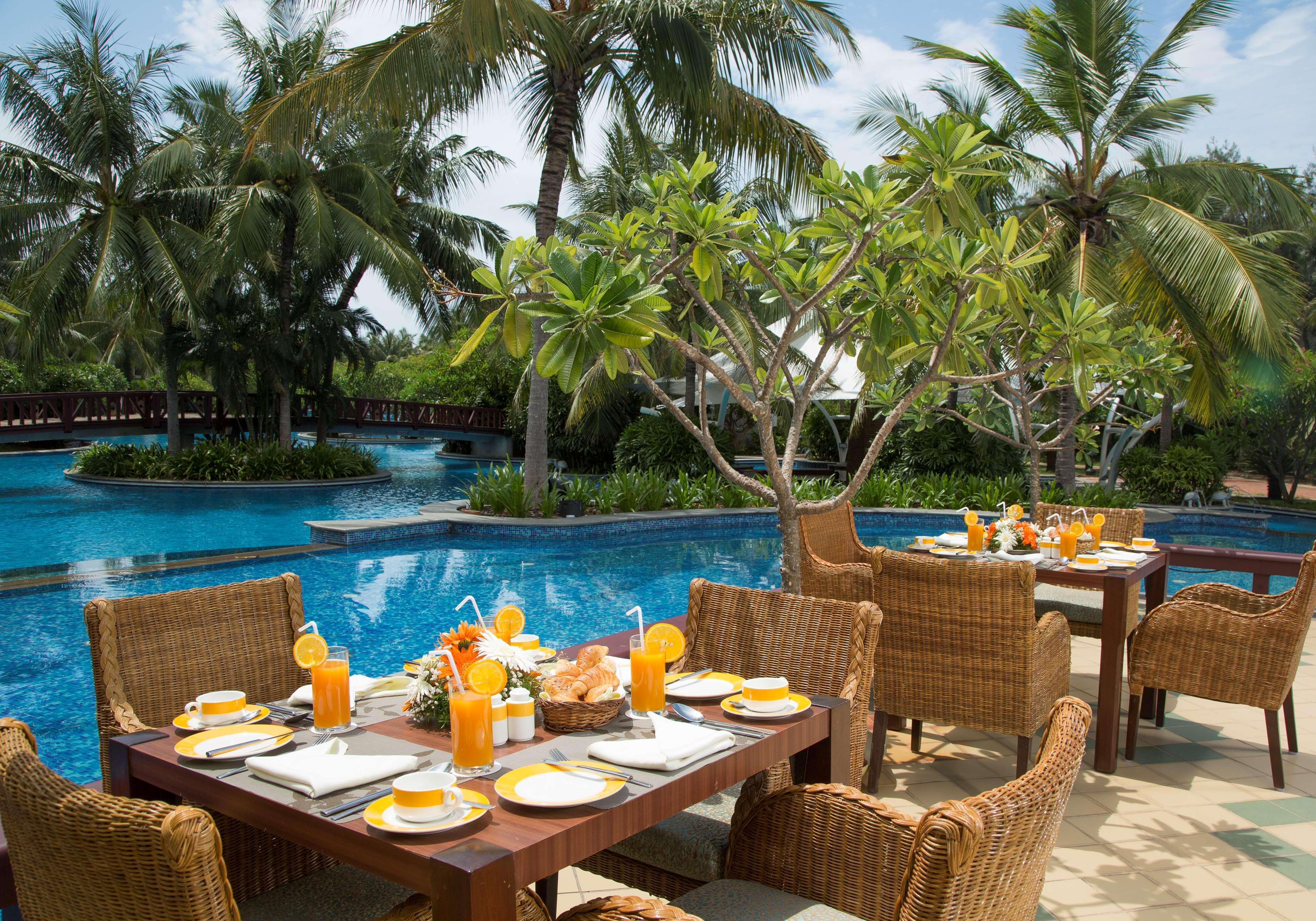 Radisson Blu Resort Temple Bay Mamallapuram Dış mekan fotoğraf The pool at the Le Méridien, Phuket Resort & Spa