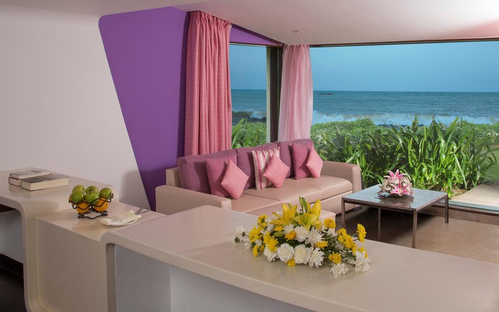 Radisson Blu Resort Temple Bay Mamallapuram Dış mekan fotoğraf A living room at the resort