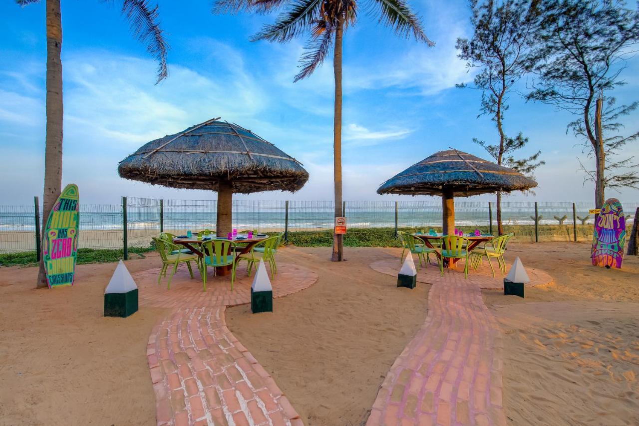 Radisson Blu Resort Temple Bay Mamallapuram Dış mekan fotoğraf The beach at the resort