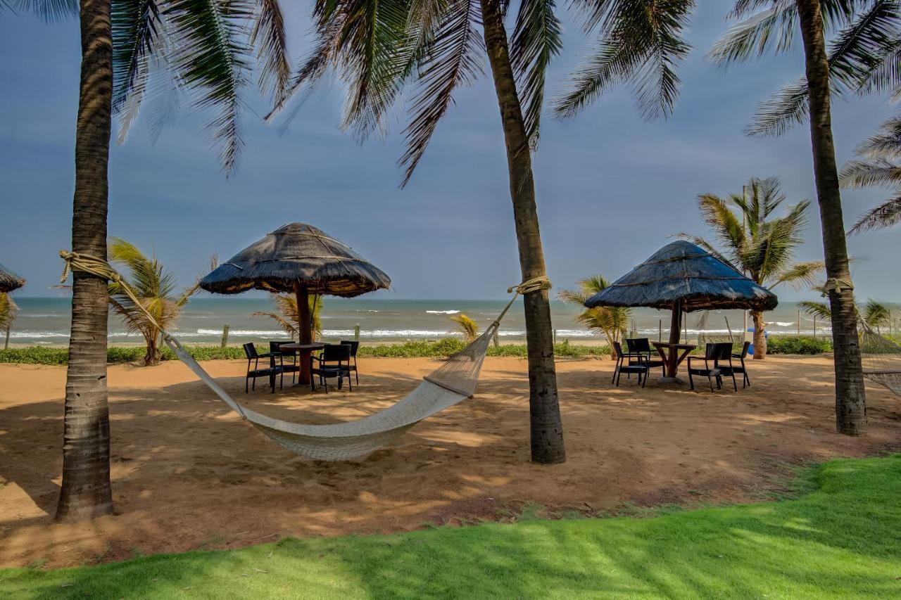 Radisson Blu Resort Temple Bay Mamallapuram Dış mekan fotoğraf Beach at the resort